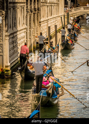 Canal occupé à Venise avec beaucoup de touristes, des gondoles transportant sur des visites touristiques. L'Italie. Banque D'Images