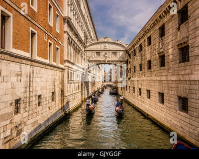 Gondoles se dirigeant vers le Pont des Soupirs. Venise, Italie. Banque D'Images