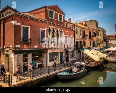 Péniche amarrée la vente de fruits et légumes dans le quartier Castello de Venise, Italie. Banque D'Images