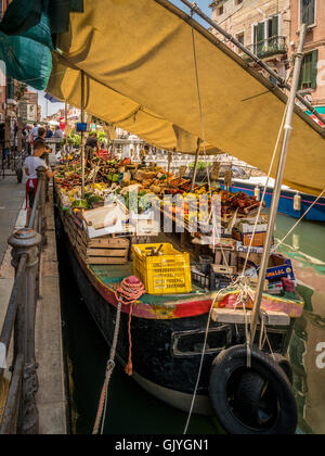 Péniche amarrée la vente de fruits et légumes, sur le Rio de S. Ana, Venise. Banque D'Images