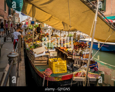 Péniche amarrée la vente de fruits et légumes, sur le Rio de S. Ana, Venise. Banque D'Images