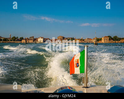 Drapeau Italien sur la poupe d'un bateau-taxi, des déplacements à grande vitesse. Venise, Italie. Banque D'Images