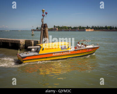 Ambulance de l'eau sur le Canale Delle Fondamenta Nuove, Venise, Italie. Banque D'Images