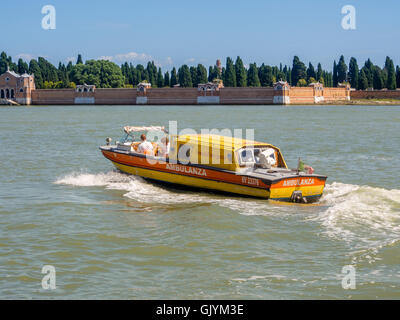 Ambulance de l'eau sur le Canale Delle Fondamenta Nuove, avec l'île cimetière de San Michele à la distance.Venise, Italie. Banque D'Images