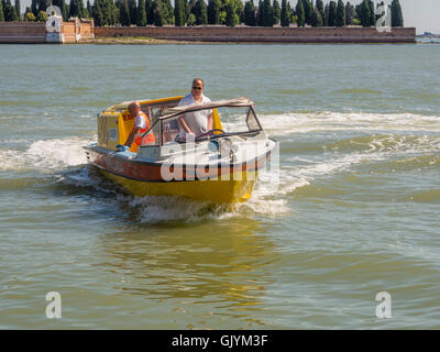 Ambulance de l'eau sur le Canale Delle Fondamenta Nuove, avec l'île cimetière de San Michele à la distance.Venise, Italie. Banque D'Images