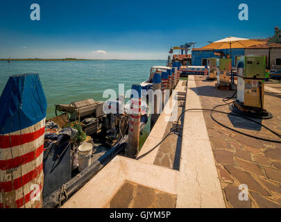 Station de remplissage essence bateau sur l'île de Burano, Venise, Italie. Banque D'Images