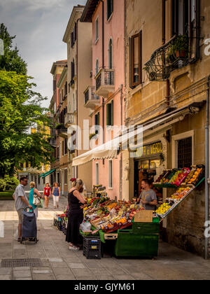 Fruits et légumes de plein air, wc séparés dans le quartier Castello de Venise, Italie. Banque D'Images