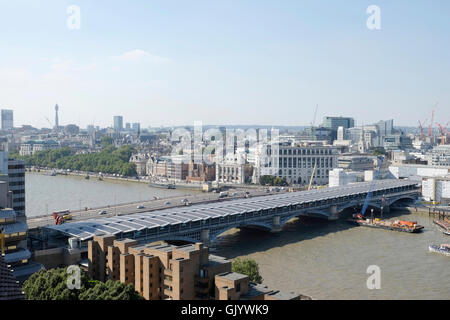 Panneaux solaires sur Blackfriars Bridge à Londres Banque D'Images