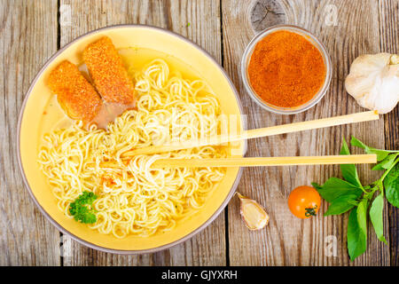 Soupe de poulet aux vermicelles Studio Photo sur bois Banque D'Images