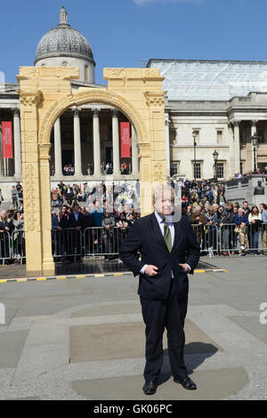 De 15 mètres de haut une réplique de l'Arc de Triomphe est érigée à Trafalgar Square pour coïncider avec la Semaine du patrimoine mondial de l'UNESCO. La structure, créée avec une imprimante 3D, est le projet de l'Institut d'archéologie numérique. L'écran d'origine, dans la ville Banque D'Images