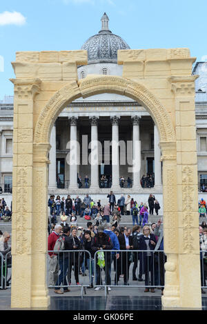 De 15 mètres de haut une réplique de l'Arc de Triomphe est érigée à Trafalgar Square pour coïncider avec la Semaine du patrimoine mondial de l'UNESCO. La structure, créée avec une imprimante 3D, est le projet de l'Institut d'archéologie numérique. L'écran d'origine, dans la ville Banque D'Images