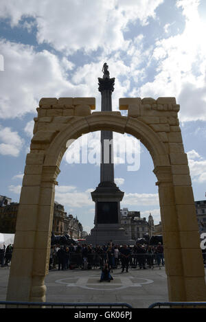 De 15 mètres de haut une réplique de l'Arc de Triomphe est érigée à Trafalgar Square pour coïncider avec la Semaine du patrimoine mondial de l'UNESCO. La structure, créée avec une imprimante 3D, est le projet de l'Institut d'archéologie numérique. L'écran d'origine, dans la ville Banque D'Images