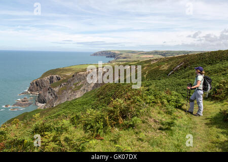 Partie de sentier côtier du Pembrokeshire près de Newport Sands, dans le sud-ouest du pays de Galles. Le chemin est un sentier national désigné. Banque D'Images