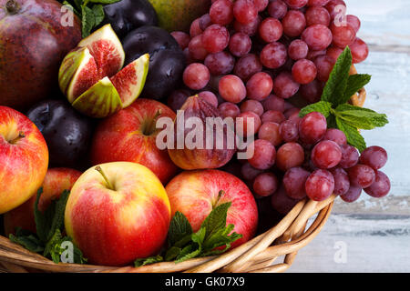 Panier de fruits frais biologiques dans le jardin sur fond rustique Banque D'Images