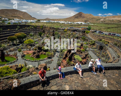 Lanzarote, Espagne - 22 août 2016 : Les gens se reposant dans le jardin de cactus conçu par César Manrique, Lanzarote, Îles Canaries Banque D'Images