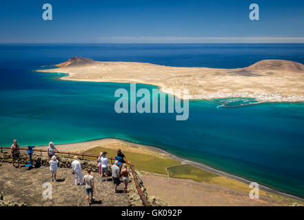 Lanzarote, Espagne - 22 août 2016 : les touristes d'admirer la vue sur le La Graciosa, Allegranza et Montana Clara îles comme voir Banque D'Images