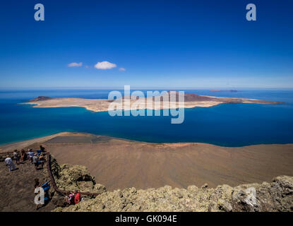 Lanzarote, Espagne - 22 août 2016 : les touristes d'admirer la vue sur le La Graciosa, Allegranza et Montana Clara îles comme vu Banque D'Images