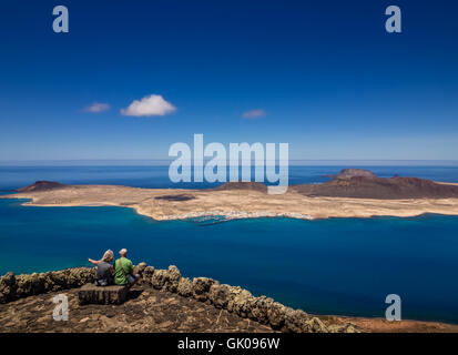 Lanzarote, Espagne - 22 août 2016 : Couple de personnes âgées à admirer la vue de la La Graciosa, Allegranza et Montana Clara island Banque D'Images