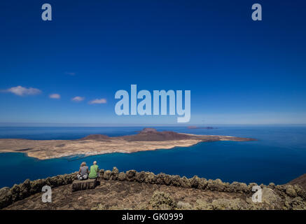 Lanzarote, Espagne - 22 août 2016 : Couple de personnes âgées à admirer la vue de la La Graciosa, Allegranza et Montana Clara island Banque D'Images