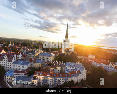 Vue aérienne sur un coucher de soleil dans la vieille ville de Tallinn, Estonie Banque D'Images