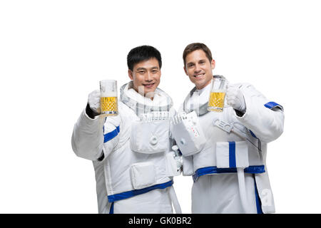 Studio shot deux astronautes mâles Banque D'Images