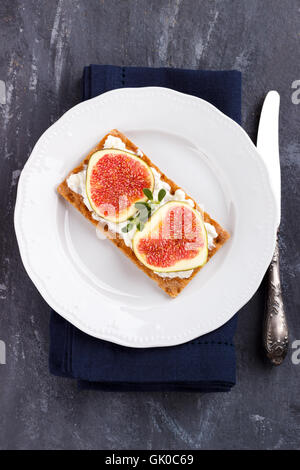 Bruschetta au fromage et des figues sur plaque blanche, selective focus Banque D'Images