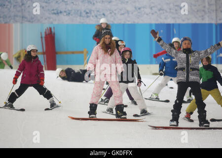 Stacey Solomon et Aimee Fuller Écoles Nationales Snowsport semaine une séance tenue au Snow Centre comprend : Stacey Solomon Où : London, Royaume-Uni Quand : 22 Avr 2016 Banque D'Images