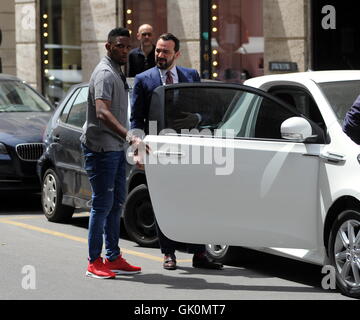 Footballeur Camerounais Samuel Eto'o avec styliste Alessandro Martorana à Milan. Avec : Samuel Eto'o, Alessandro Martorana Où : Milan, Italie Quand : 25 mai 2016 Credit : IPA/WENN.com **Uniquement disponible pour publication au Royaume-Uni, USA, Allemagne, Autriche, Suisse Banque D'Images
