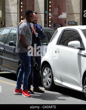 Footballeur Camerounais Samuel Eto'o avec styliste Alessandro Martorana à Milan. Avec : Samuel Eto'o, Alessandro Martorana Où : Milan, Italie Quand : 25 mai 2016 Credit : IPA/WENN.com **Uniquement disponible pour publication au Royaume-Uni, USA, Allemagne, Autriche, Suisse Banque D'Images