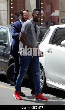 Footballeur Camerounais Samuel Eto'o avec styliste Alessandro Martorana à Milan. Avec : Samuel Eto'o, Alessandro Martorana Où : Milan, Italie Quand : 25 mai 2016 Credit : IPA/WENN.com **Uniquement disponible pour publication au Royaume-Uni, USA, Allemagne, Autriche, Suisse Banque D'Images