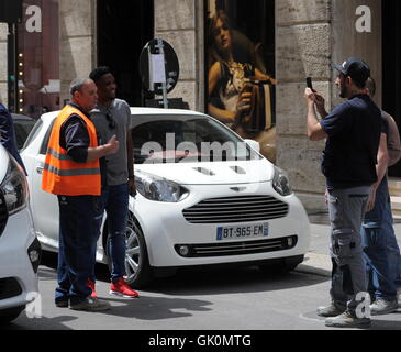 Footballeur Camerounais Samuel Eto'o avec styliste Alessandro Martorana à Milan. Avec : Samuel Eto'o, Alessandro Martorana Où : Milan, Italie Quand : 25 mai 2016 Credit : IPA/WENN.com **Uniquement disponible pour publication au Royaume-Uni, USA, Allemagne, Autriche, Suisse Banque D'Images