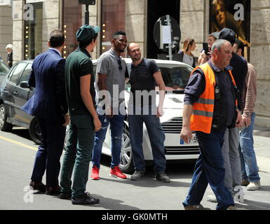 Footballeur Camerounais Samuel Eto'o avec styliste Alessandro Martorana à Milan. Avec : Samuel Eto'o, Alessandro Martorana Où : Milan, Italie Quand : 25 mai 2016 Credit : IPA/WENN.com **Uniquement disponible pour publication au Royaume-Uni, USA, Allemagne, Autriche, Suisse Banque D'Images