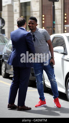 Footballeur Camerounais Samuel Eto'o avec styliste Alessandro Martorana à Milan. Avec : Samuel Eto'o, Alessandro Martorana Où : Milan, Italie Quand : 25 mai 2016 Credit : IPA/WENN.com **Uniquement disponible pour publication au Royaume-Uni, USA, Allemagne, Autriche, Suisse Banque D'Images