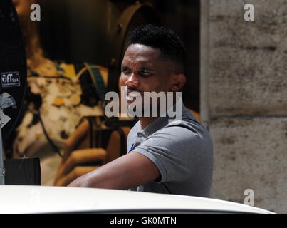 Footballeur Camerounais Samuel Eto'o avec styliste Alessandro Martorana à Milan. Avec : Samuel Eto'o Où : Milan, Italie Quand : 25 mai 2016 Credit : IPA/WENN.com **Uniquement disponible pour publication au Royaume-Uni, USA, Allemagne, Autriche, Suisse. Aucune utilisation Web.** Banque D'Images