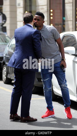 Footballeur Camerounais Samuel Eto'o avec styliste Alessandro Martorana à Milan. Avec : Samuel Eto'o, Alessandro Martorana Où : Milan, Italie Quand : 25 mai 2016 Credit : IPA/WENN.com **Uniquement disponible pour publication au Royaume-Uni, USA, Allemagne, Autriche, Suisse Banque D'Images