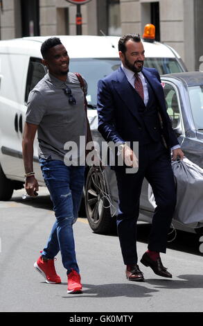 Footballeur Camerounais Samuel Eto'o avec styliste Alessandro Martorana à Milan. Avec : Samuel Eto'o, Alessandro Martorana Où : Milan, Italie Quand : 25 mai 2016 Credit : IPA/WENN.com **Uniquement disponible pour publication au Royaume-Uni, USA, Allemagne, Autriche, Suisse Banque D'Images