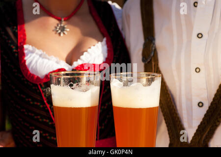 Couple in tracht boire la bière de froment Banque D'Images