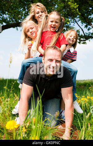 Family riding sur papa Banque D'Images