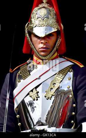 Londres, Angleterre, Royaume-Uni. Household Cavalry - membre du blues et de la famille royale en service à Horse Guards Parade Banque D'Images