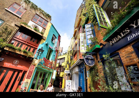 Londres, Angleterre, Royaume-Uni. Neal's Yard, Covent Garden - petite ruelle et cour entre Short Gardens et Monmouth Street,... Banque D'Images