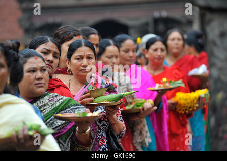 Katmandou, Népal. Août 17, 2016. Les dévots népalais à doublure rituel puja offrant vers Idol Bagh Bhairab durant la célébration de Bagh Bhairab festival célébré à Kirtipur, Katmandou, Népal le 18 août 2016. À l'occasion de Bagh Crédit : Narayan Maharjan/Pacific Press/Alamy Live News Banque D'Images