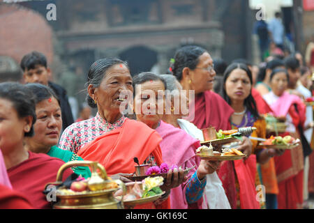 Katmandou, Népal. Août 17, 2016. Les dévots népalais à doublure rituel puja offrant vers Idol Bagh Bhairab durant la célébration de Bagh Bhairab festival célébré à Kirtipur, Katmandou, Népal le 18 août 2016. À l'occasion de Bagh Crédit : Narayan Maharjan/Pacific Press/Alamy Live News Banque D'Images