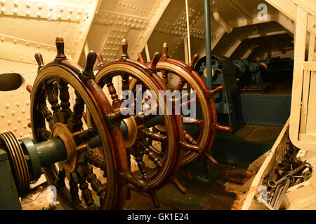 Triple roue en bois sous les ponts du HMS Caroline, Belfast Banque D'Images