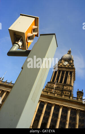 Speed camera en face de l'hôtel de ville de Leeds Yorkshire, Royaume-Uni Banque D'Images