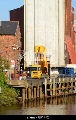 La vidange des camions de grains en farine moulin par la rivière Ouse selby yorkshire royaume uni Banque D'Images