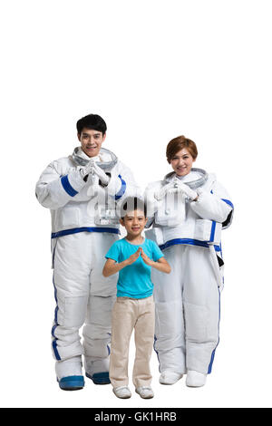 Studio shot astronautes et le petit garçon Banque D'Images