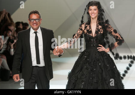 Naeem Khan célèbre est le Indian-American designer vivant à New York qui conçoit pour la haute société internationale des femmes, et il a exposé sa prochaine saison printemps / été 2017 creations à la Barcelona Bridal Fashion Week à Barcelone, Espagne, le 27 avril, 2016 Banque D'Images