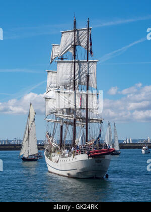 Le trois mâts voiles Artemis dans le port au cours du Festival maritime de Brest 2016 International. France Banque D'Images