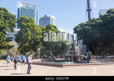 Hyde Park dans le centre-ville de Sydney dont la fontaine Archibald, New South Wales, Australie Banque D'Images