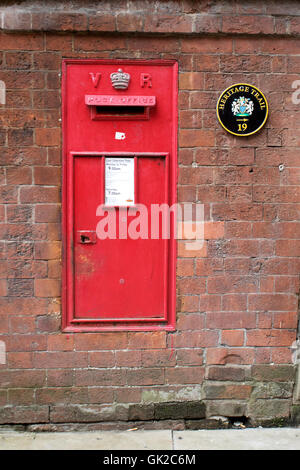 Une boîte aux lettres victorienne sur la petite Underbank dans le centre-ville de Stockport. Ce message fort est sur le sentier du patrimoine de Stockport. Banque D'Images